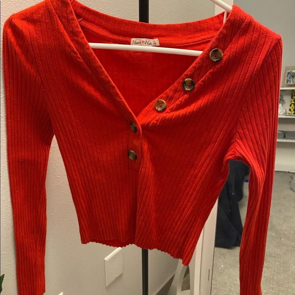 Red ribbed long sleeve with buttons!